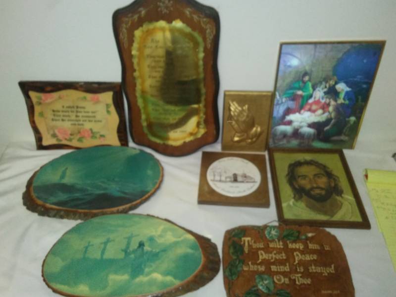 lot 80 image: 9 Christianity based decor.