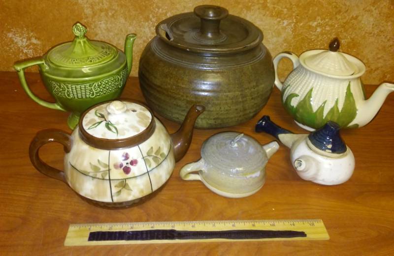 lot 95 image: Six Pottery pots, being, tea and More in basket.