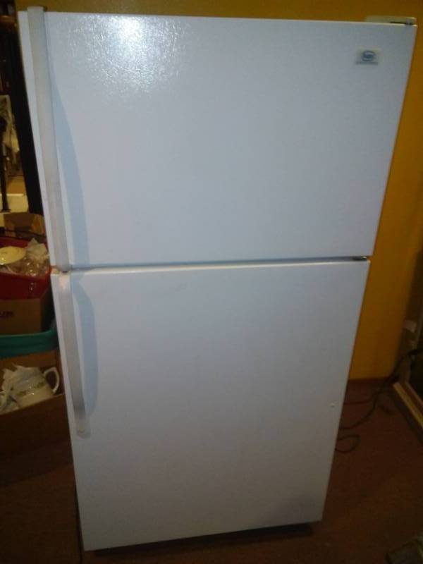 lot 97 image: 2007 Whirlpool refrigerator, Roper, clean working