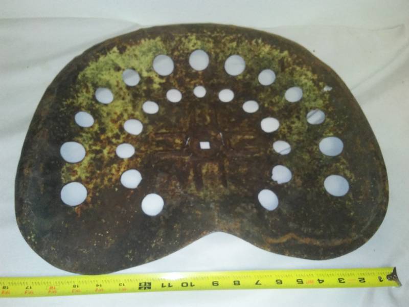 lot 101 image: Antique metal tractor, Implement seat.