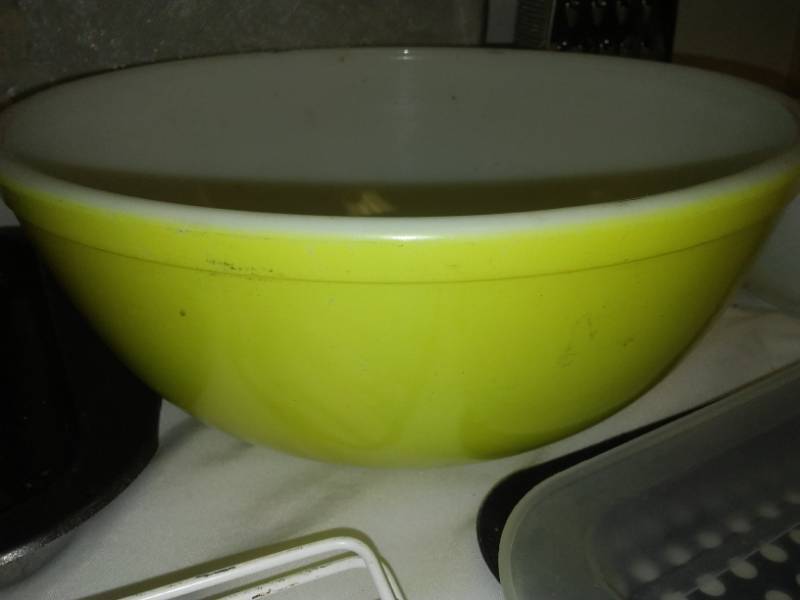 lot 107 image: 2 Pyrex mixing bowls and more.