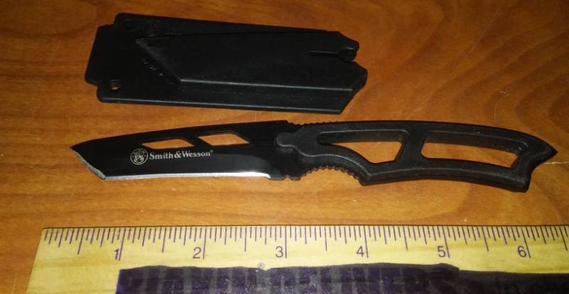 lot 147 image: Smith & Wesson knife with abs sheets. 6.75 in.