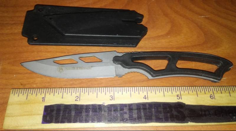 lot 148 image: Smith & Wesson knife with abs sheets.