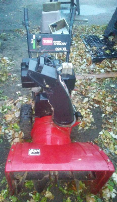lot 162 image: Snow blower Toro 8  24 electric start. Like New