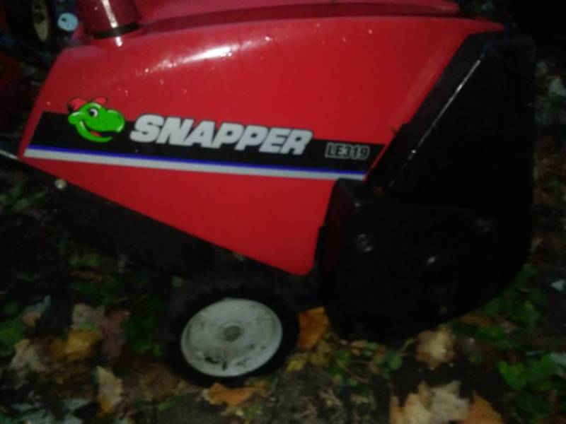 lot 164 image: Snow Thrower Snapper Snow Thrower 319, Starts and Runs