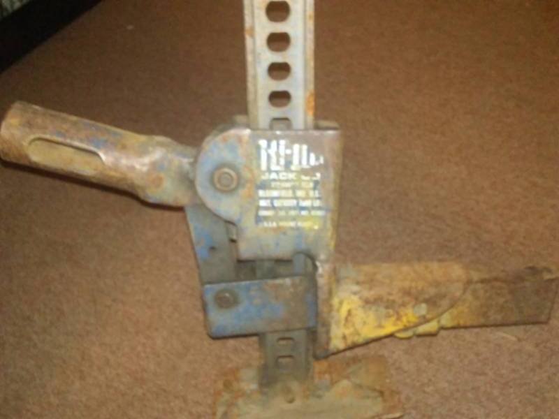 lot 231 image: Large handyman Jack, 50 in tall, heavy duty.