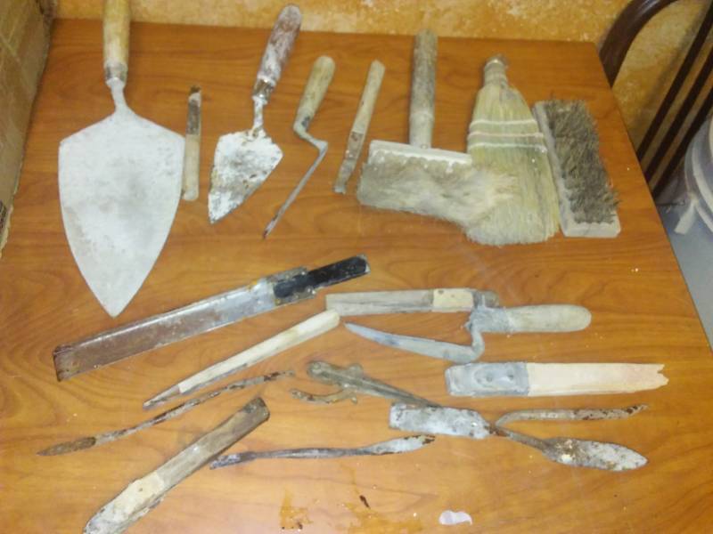 lot 243 image: Cement tools.