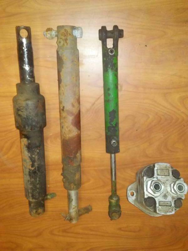 lot 248 image: 3 hydraulic cylinders and pump