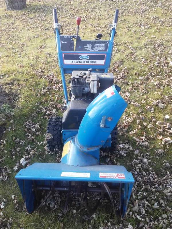 lot 166 image: Snow blower Ford 724 like new condition starts, runs, 5 Forward, 1 reverse. Excellent condition.
