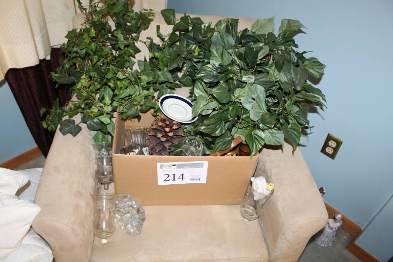 lot 214 image: Wall Dcor