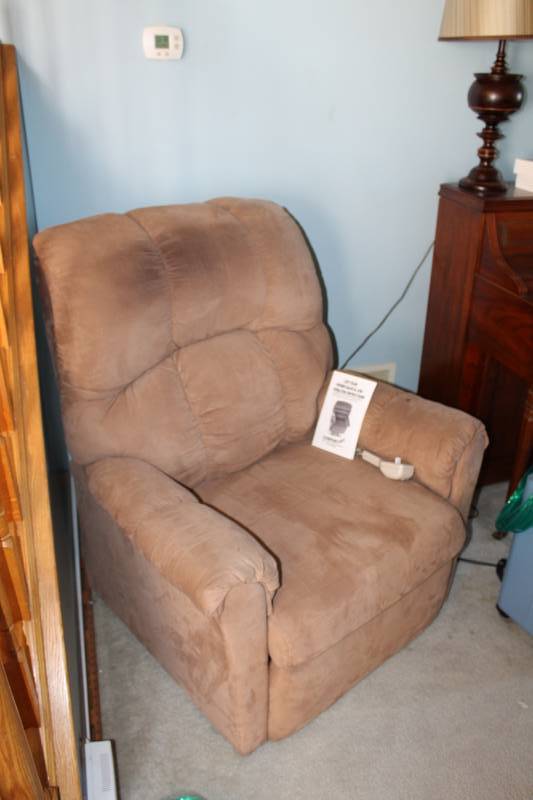 lot 151 image: Comfort Lift Lift Chair, Manual
