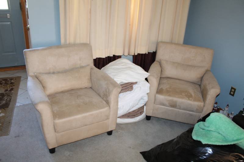 lot 154 image: Lot of (2) Living Room Chairs