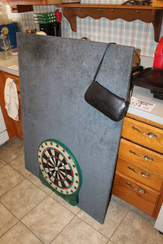 lot 224 image: Dartboard, Dart Set w Case