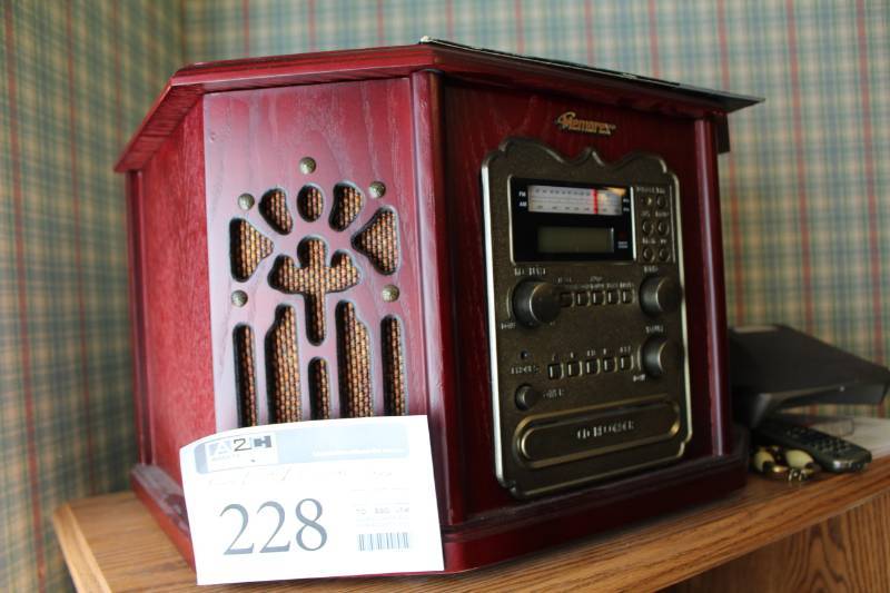 lot 228 image: Memorex Compact RecordCassetteCDRadio Player
