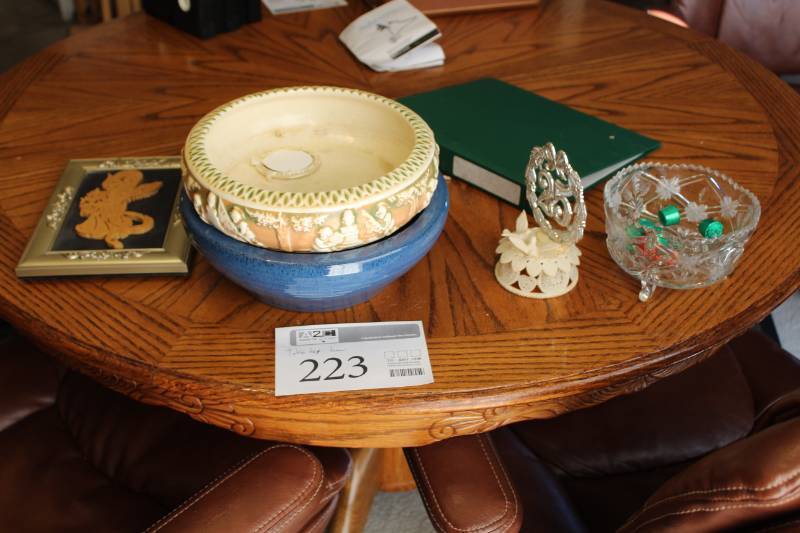 lot 223 image: Table Dcor