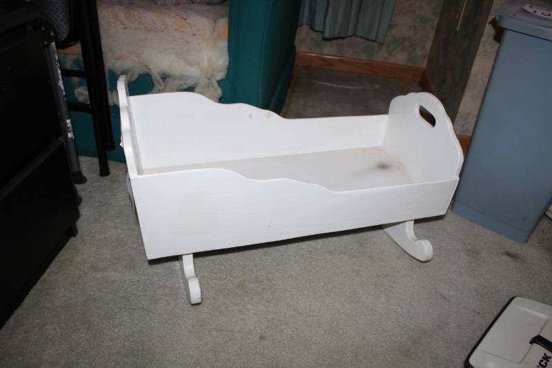 lot 196 image: Crib
