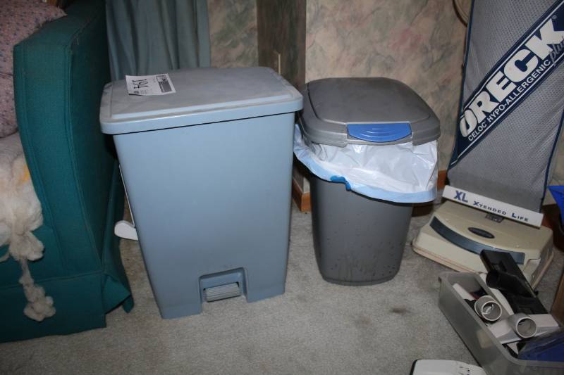 lot 194 image: Lot of (2) Plastic Waste Cans w Lids