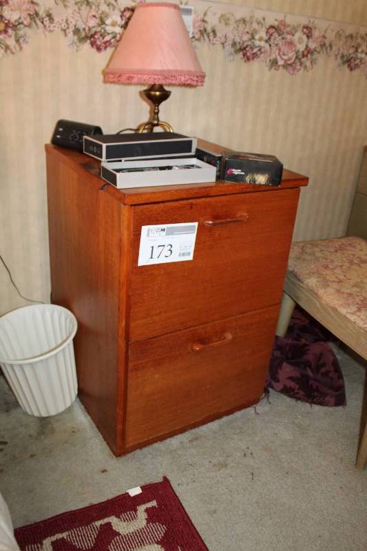 lot 173 image: Dresser w 2-Drawers