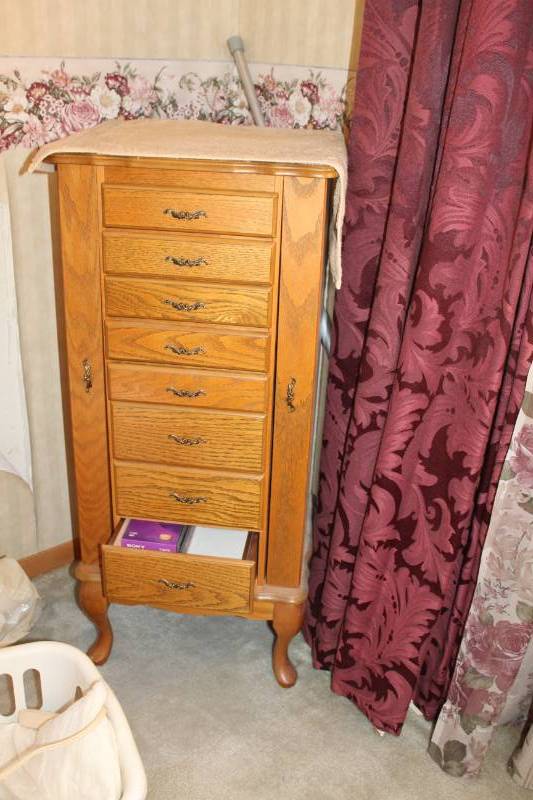 lot 174 image: Wood Jewelry Dresser w 8-Drawers