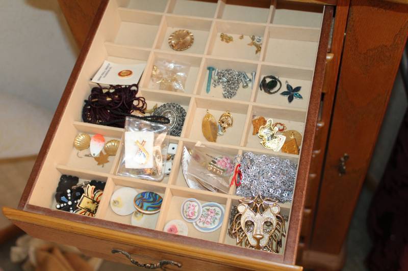 lot 181 image: Womens Jewelry