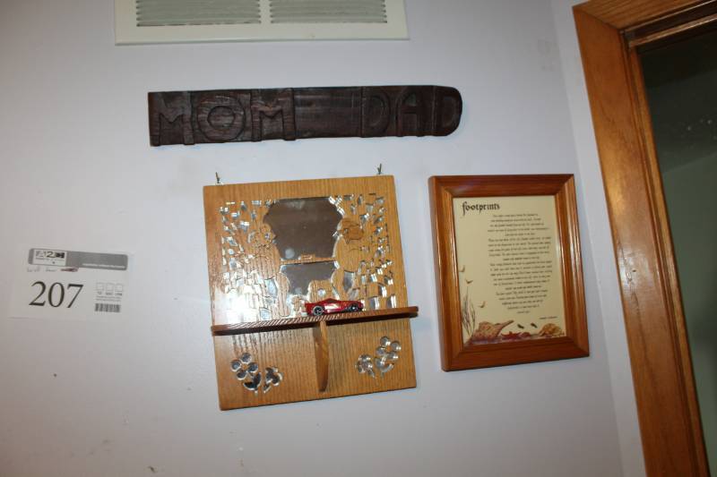 lot 207 image: Wall Dcor