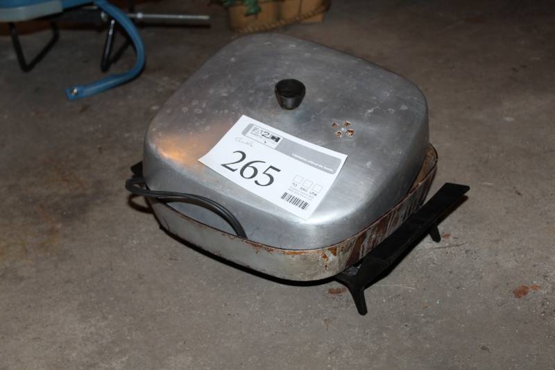 lot 265 image: Presto 12in. Electric Griddle