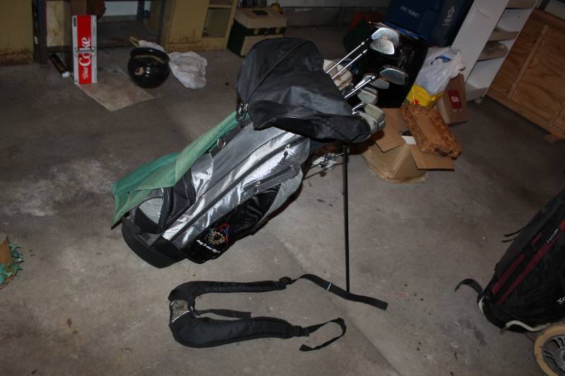 lot 284 image: Golf Club Set w Bag