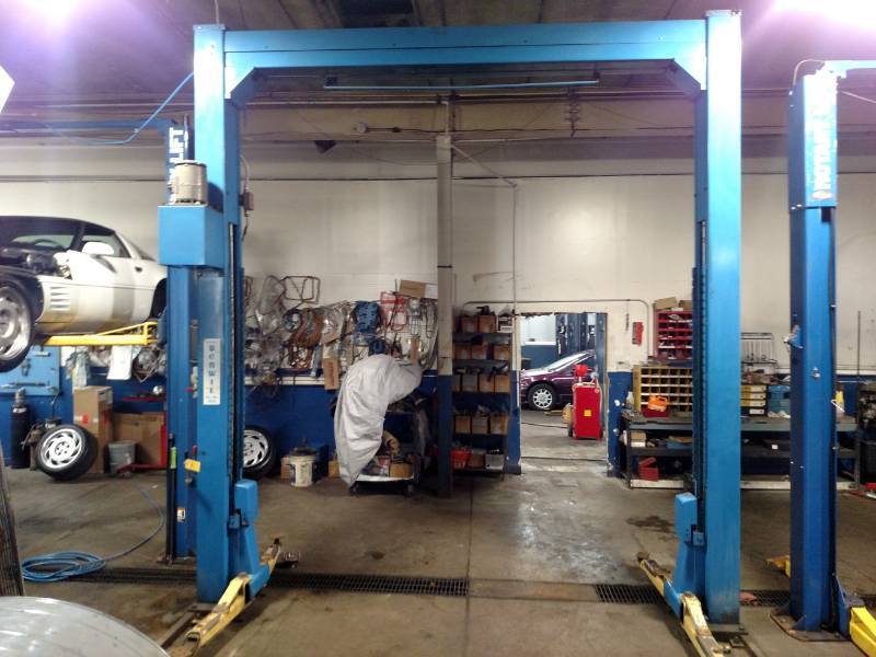 lot 3 image: Benwil 2 Post Hoist, Model IPO-7, 7...