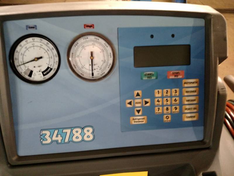 lot 7 image: Robinair Model 34788 Refrigerant Re...