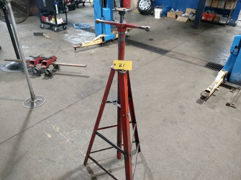 lot 21 image: Under Hoist Stabilizer Jack...