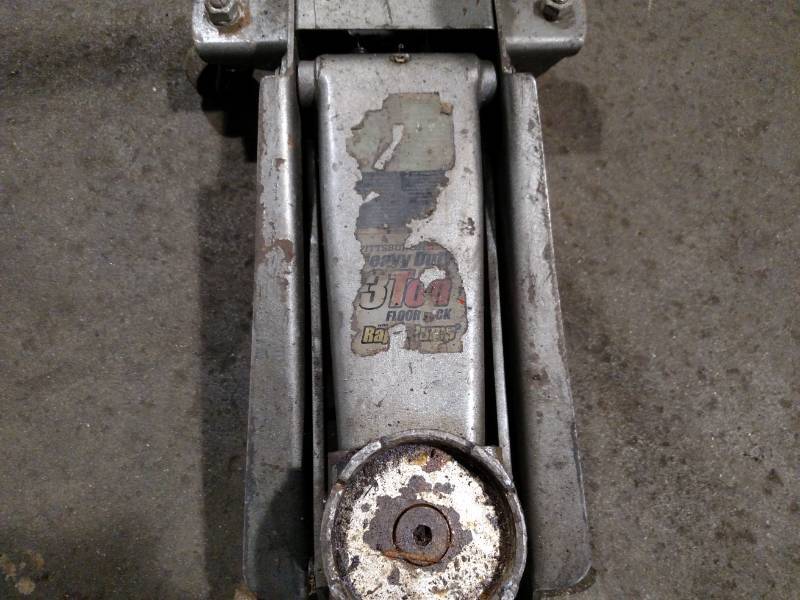 lot 23 image: Pittsburg 3 Ton Floor Jack...
