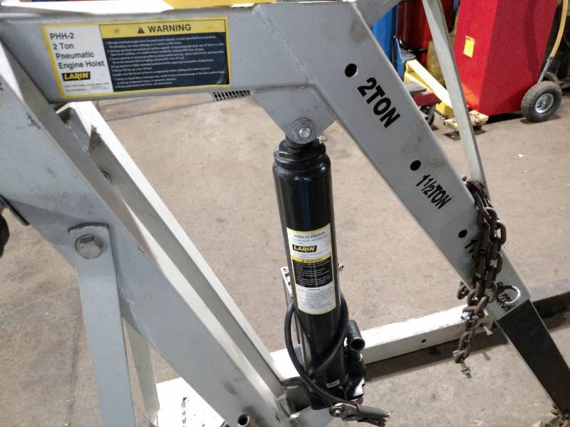 lot 28 image: Larin Model PHH-2 2 Ton Pneumatic E...