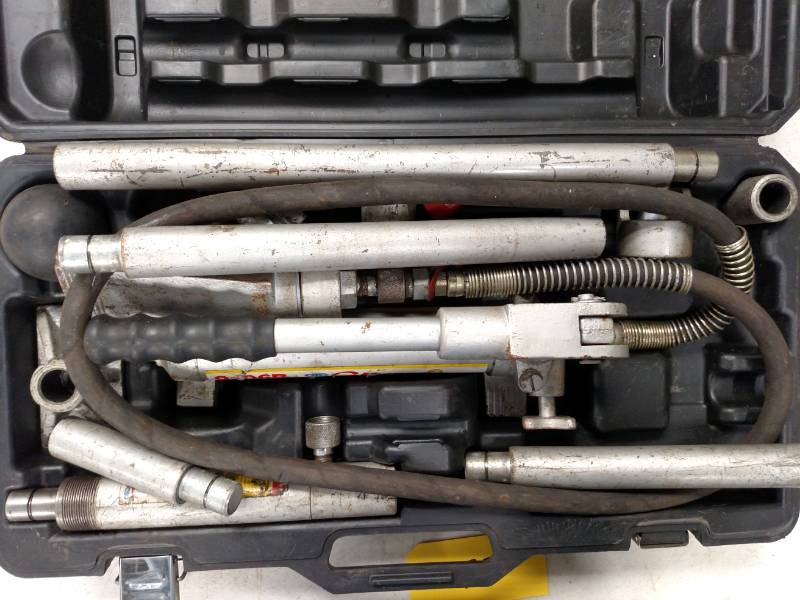 lot 77 image: OTC Stinger 4 Ton Porta-Power Set...