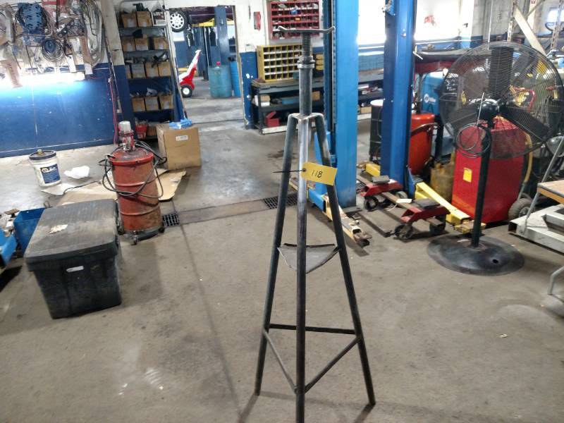 lot 118 image: Under Hoist Stabilizer Jack...