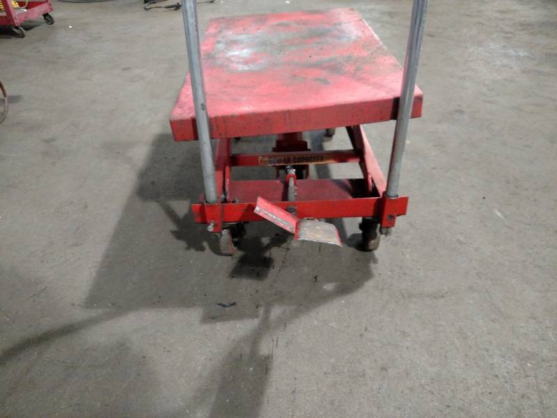 lot 123 image: Scissor Lift Cart, 32x20, Works...