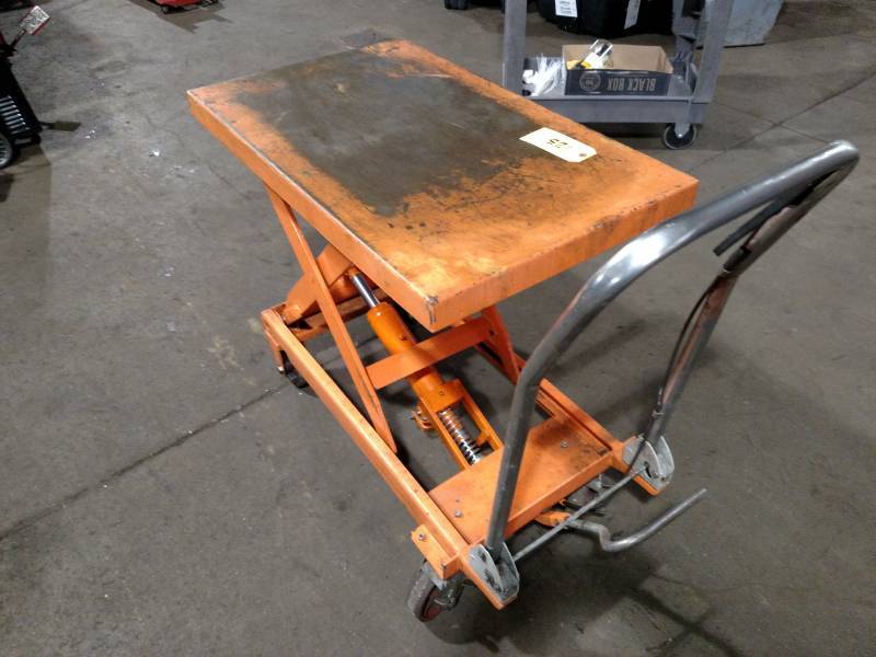 lot 125 image: Scissor Lift Cart, 32x20, Works...