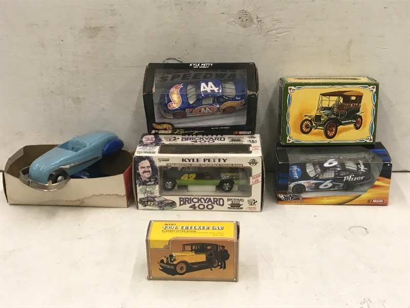 lot 26 image: Lot Of Assorted Die-Cast Collectibl...
