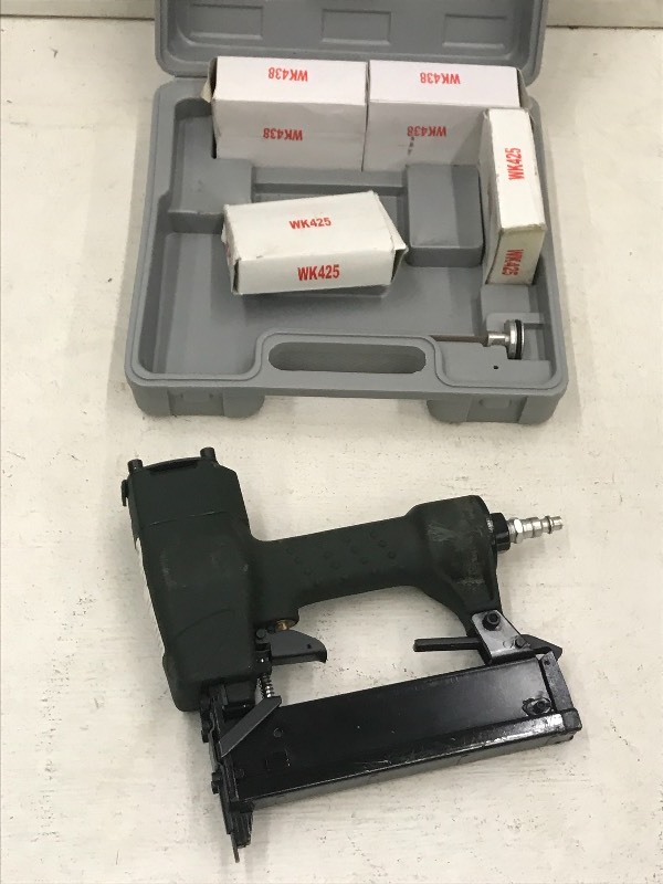 lot 36 image: Central Pneumatic 38-1 58 Stapl...