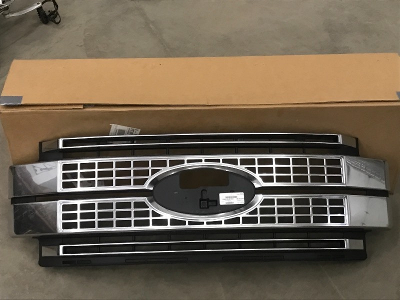 lot 69 image: Ford HC3Z-8200-CC Radiator Grill,...