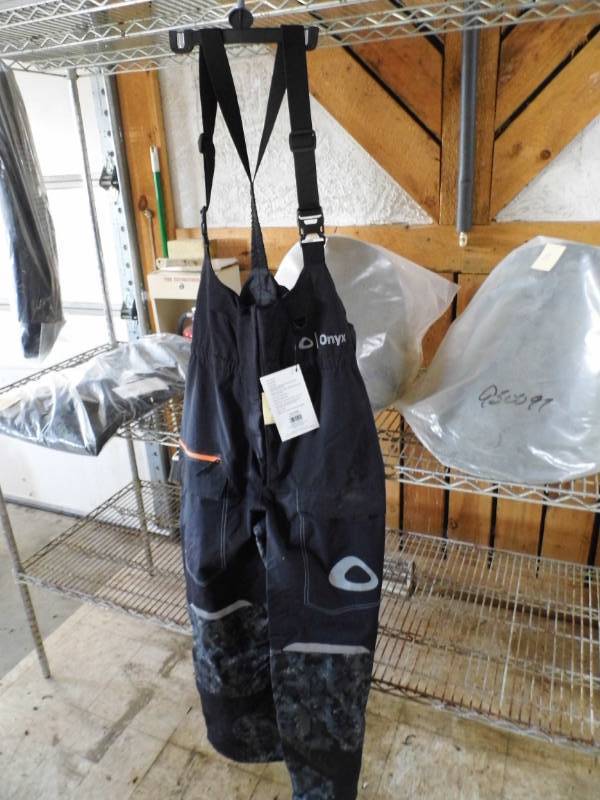 lot 7 image: New Onyx BlackCamo Bibs
