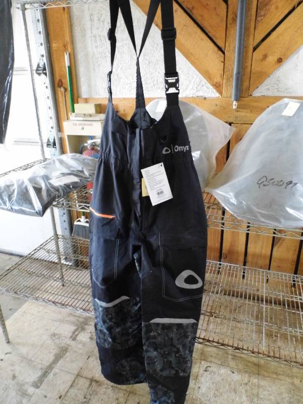 lot 8 image: New Onyx BlackCamo Bibs