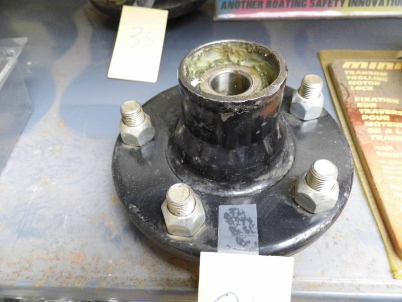 lot 34 image: 5 Bolt Hubs