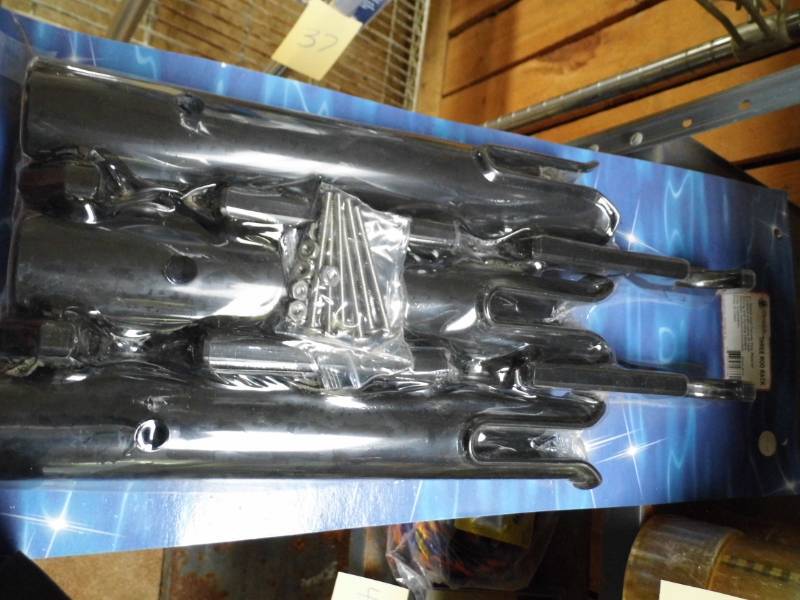 lot 40 image: Three Rod Rack