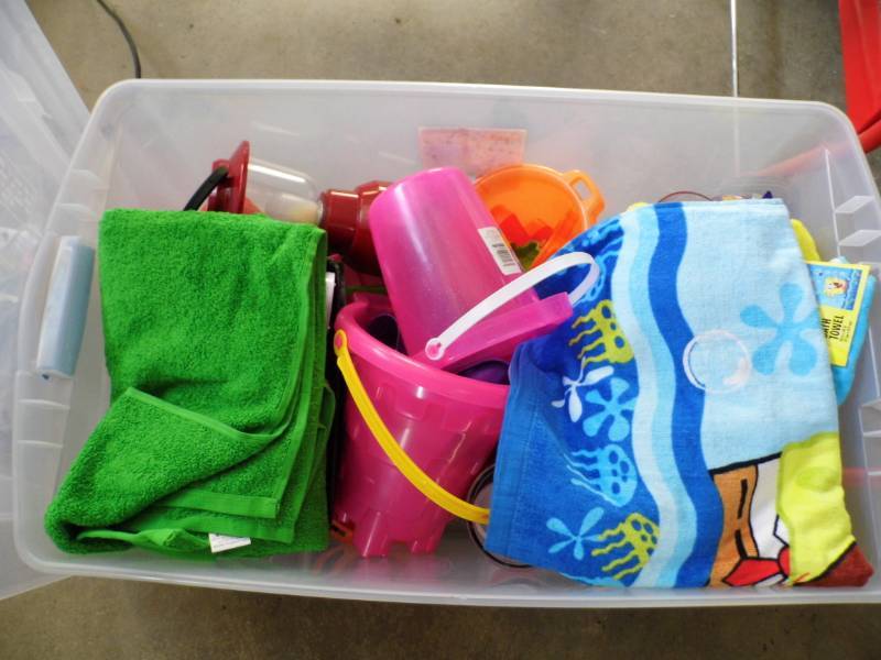 lot 59 image: Tote of Beach Party Supplies
