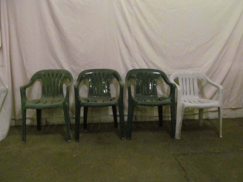 lot 2 image: Stackable patio chairs