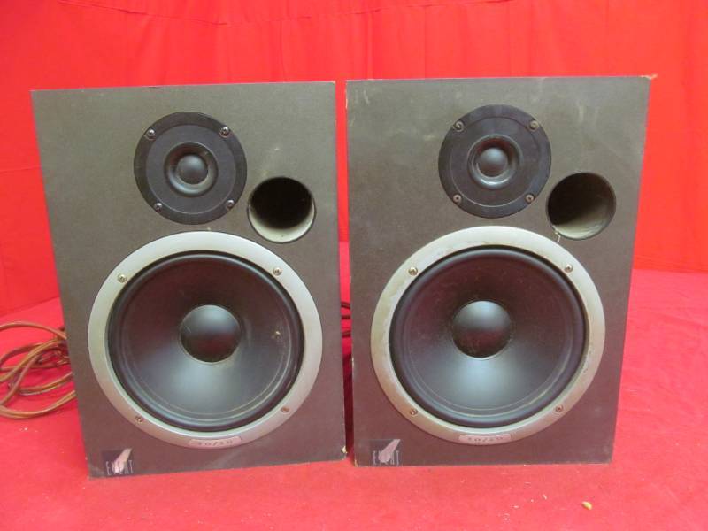 lot 17 image: Pair of event 2020 speakers, box 15x10x12