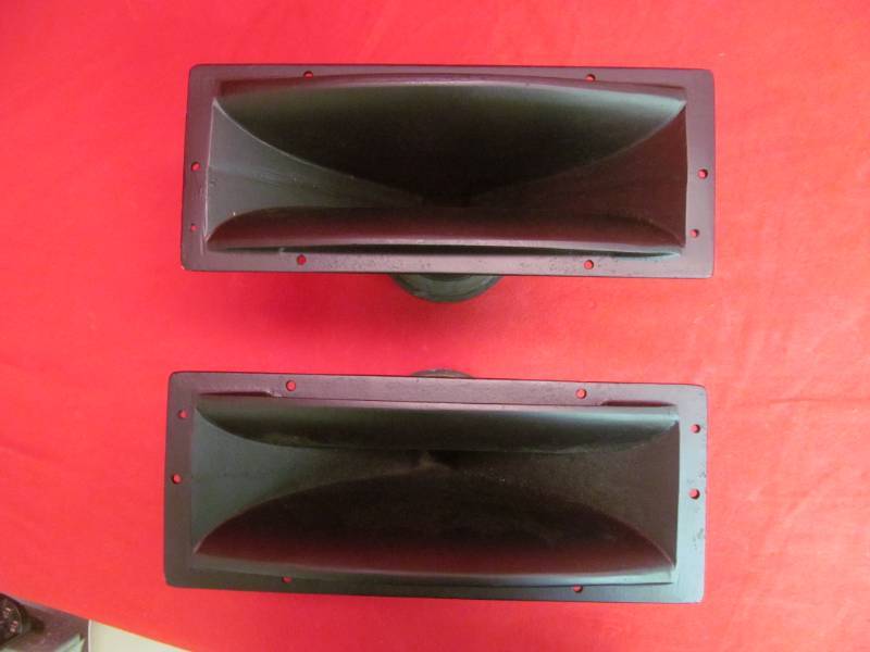 lot 19 image: 2 Yamaha JA-4202 speakers