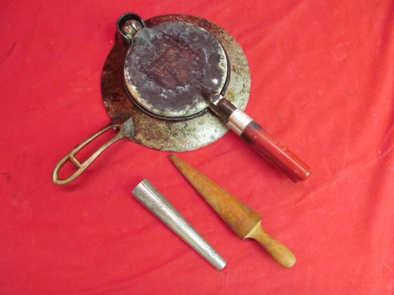 lot 57 image: Vintage Krum Kake iron