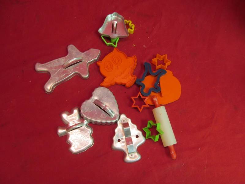 lot 63 image: Vintage cookie cutters