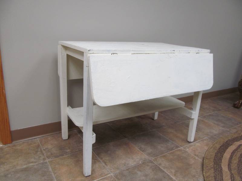 lot 72 image: White drop leaf table (36x21x2) (10 drop leaves)